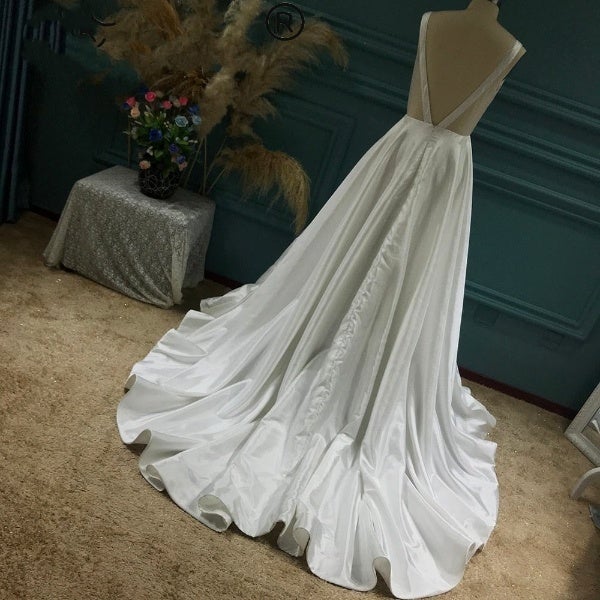Elegant Sleeveless Taffeta Full Skirt with Pockets Wedding Dress Sexy Wedding Dresses BlissGown 